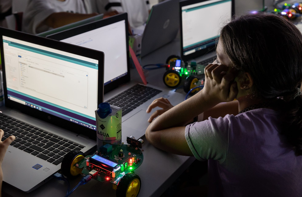 Niña aprendiendo robótica con Yarvix